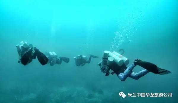 逃离残破的机舱